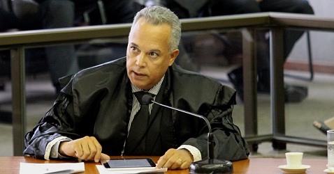 O relator do processo, conselheiro Gilberto Diniz ( Foto: Karina Coutinho)